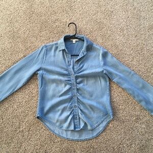 Cloth & Stone, denim button down shirt. High-low hem.